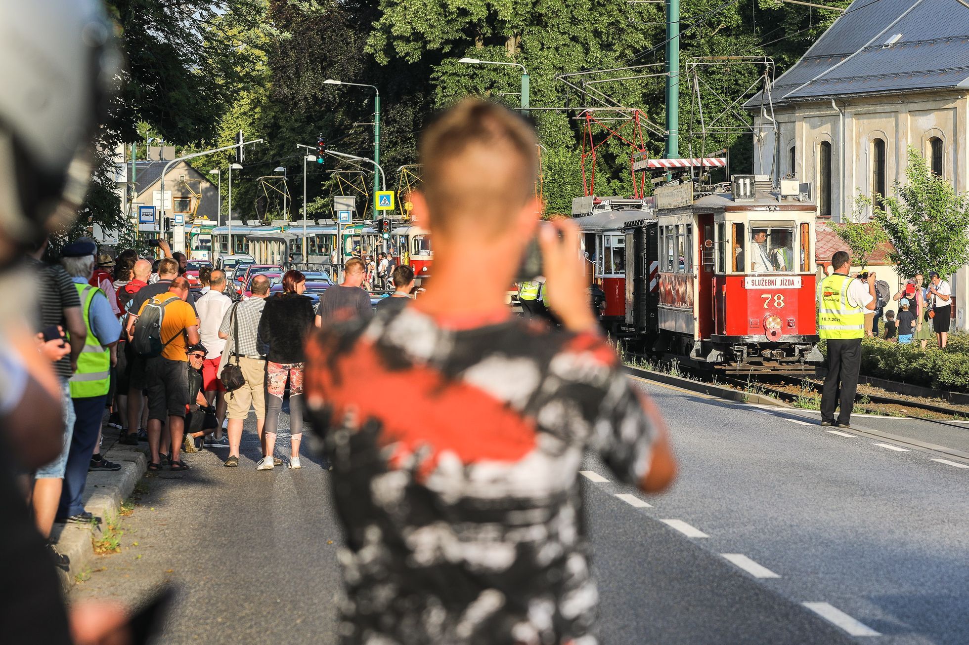 Průvod tramvají, tramvaj, trať Jablonec nad Nisou - Liberec, loučení, rozchod kolejí 1000 milimetrů, šotouš