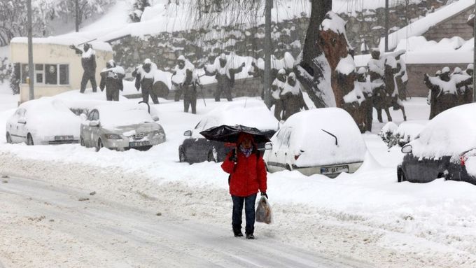 Největší přívaly sněhu za několik desítek let komplikují i leteckou dopravu. Zrušeno muselo být několik spojů.