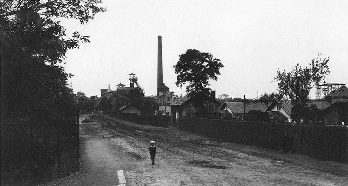 Ukázka z knihy Ondřeje Durczaka „Vzhůru do dolů! - Fotografické album průmyslového a kulturního dědictví uhelného hornictví ostravsko-karvinského revíru“ z roku 2023.