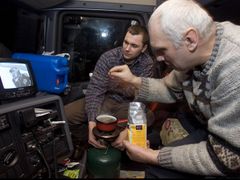 Běloruští řidiči si vaří čaj v kabině svého vozu. Čekají už 4 dny na přechodu nedaleko Kukuryki.