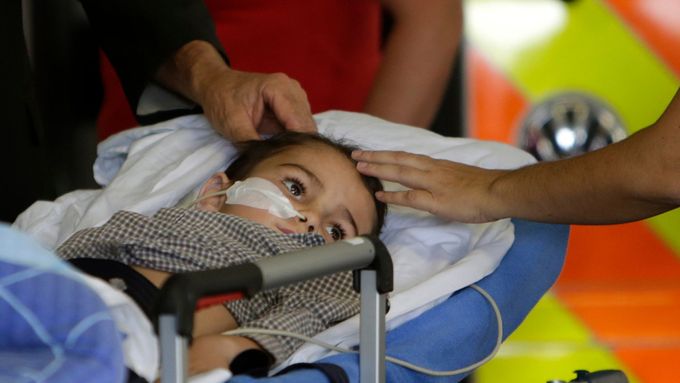 Pětiletý britský chlapec s nádorem na mozku při příjezdu do motolské nemocnice v Praze.
