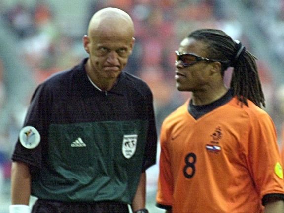 Euro 2000, Nizozemsko - Česko: Collina debatuje s Davidsem.
