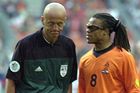 Euro 2000, Nizozemsko - Česko: Italský rozhodčí Pierluigi Collina debatuje s Nizozemcem Edgarem Davidsem