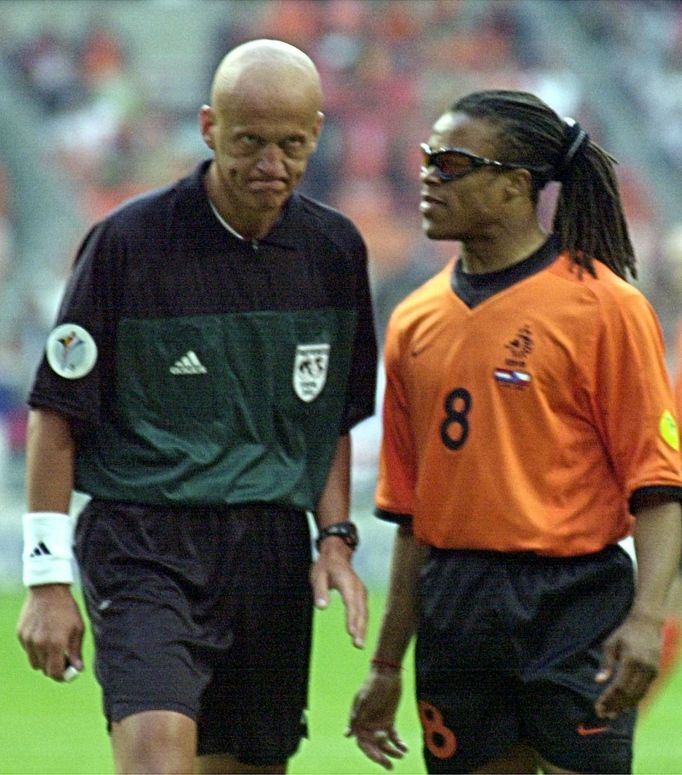 Euro 2000, Nizozemsko - Česko: Collina debatuje s Davidsem.