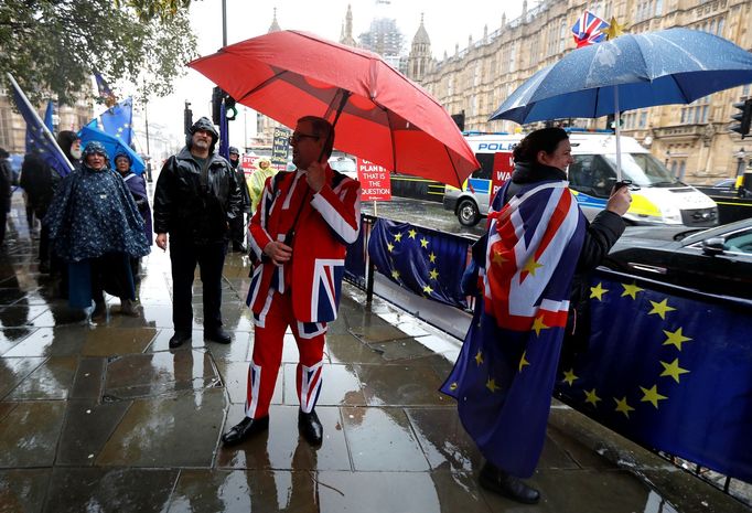 Před parlamentem se demonstruje za brexit i proti němu.