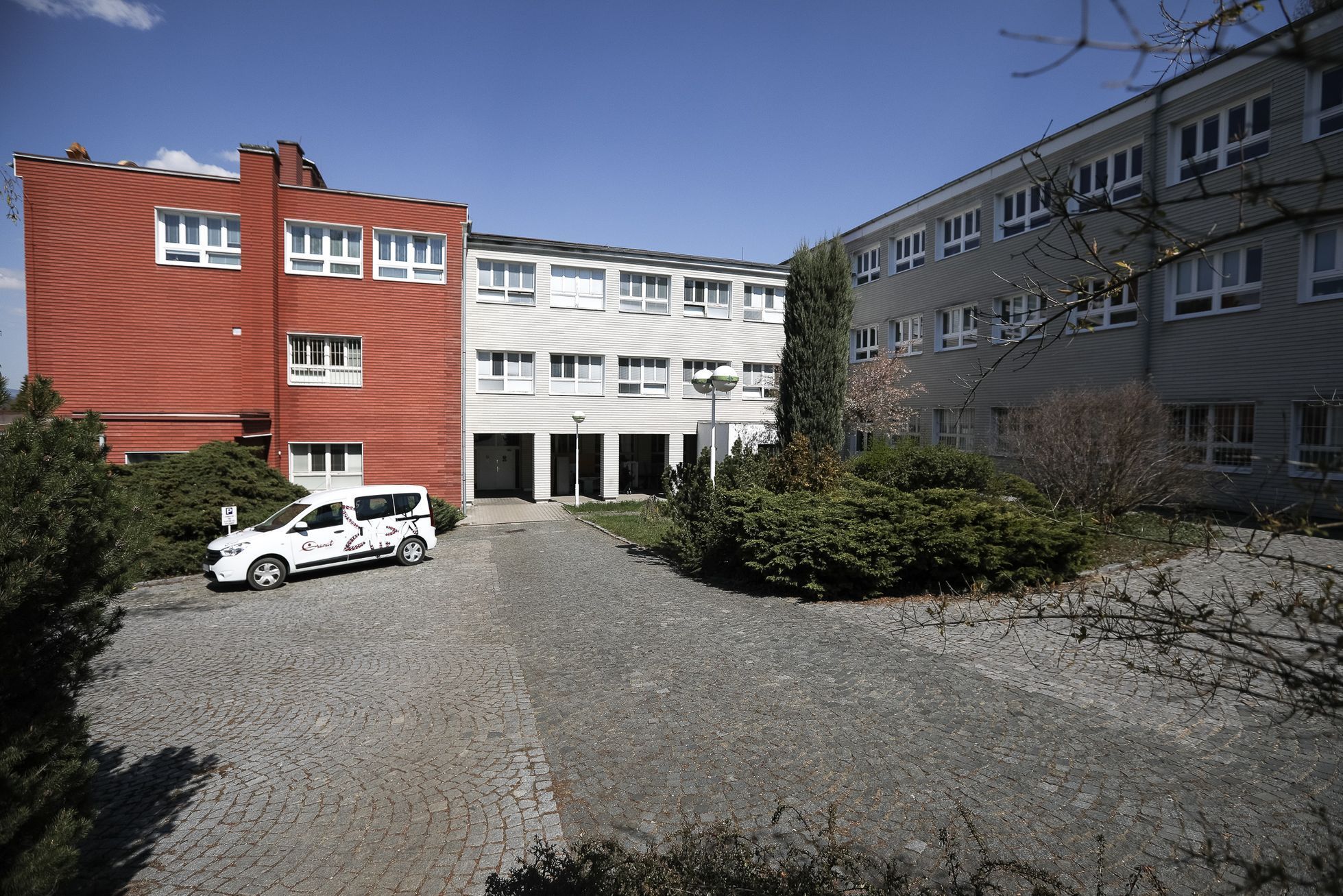 Výroba šperků z granátů, firma Granát Turnov
