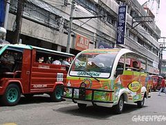Nový vedle starého. V ulicích Bacolodu je od pátku vedle tradičních jeepneyů s dieselovým pohonem k vidění také jejich elektrický bratříček