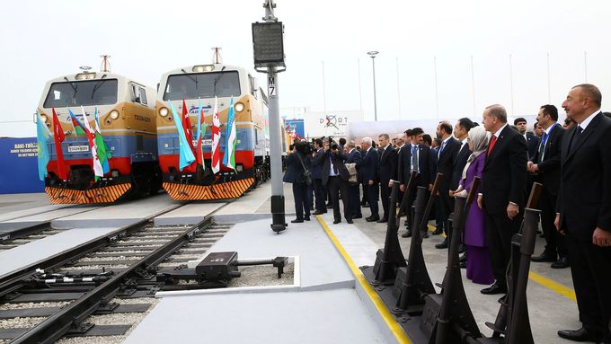 Slavnostní otevření nové trati, která propojí Turecko, Ázerbajdžán a Gruzii.