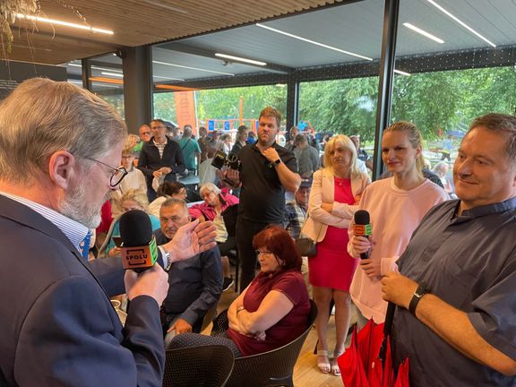 Premiér Petr Fiala debatuje se zájemci v přístavišti ve Veselí nad Moravou při prvním letním grilování