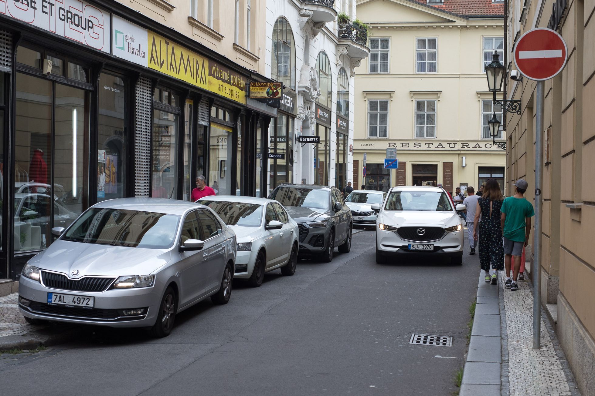 Přeplněné centrum Praha auty, automobilismus, parkování, modré zóny, automobilová doprava