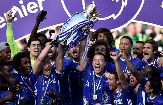 Fotbalisté Chelsea se takhle radovali v roce 2017 s pohárem pro vítěze Premier League, jedné z 18 trofejí, které klub získal za dobu šéfování Romana Abramoviče.