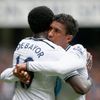 Paulinho a Adebayor slaví branku Tottenhamu v Premier Legue