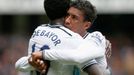 Paulinho a Adebayor slaví branku Tottenhamu v Premier Legue