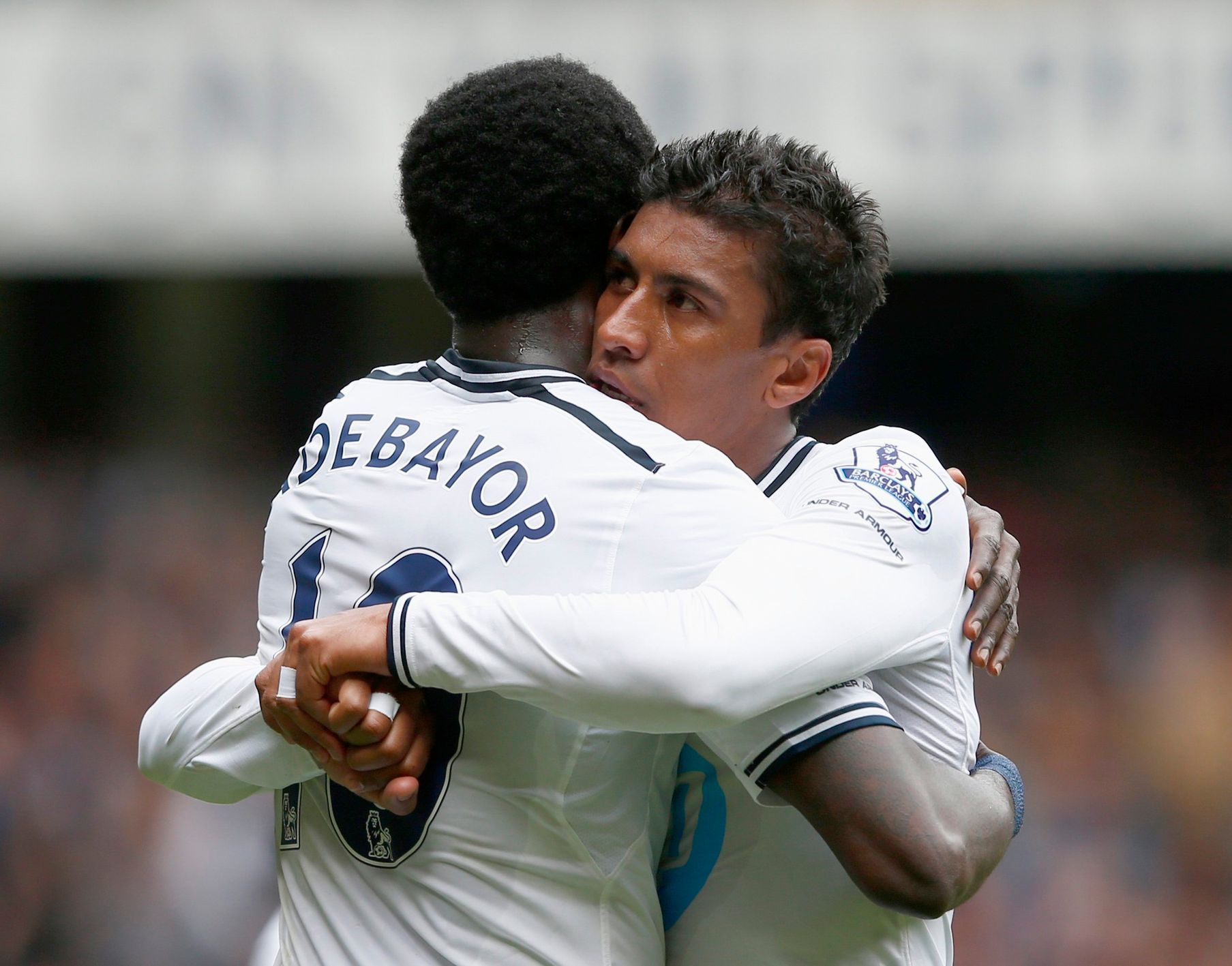 Paulinho a Adebayor slaví branku Tottenhamu v Premier Legue