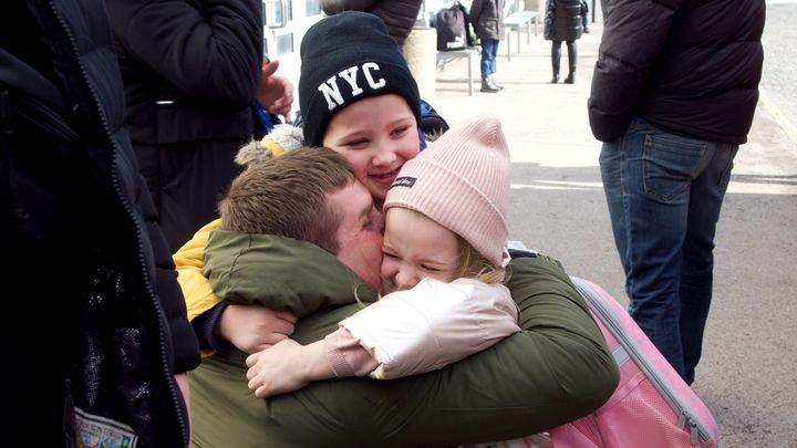 Slzy štěstí na nádraží. Ukrajinci prchající před válkou přijeli za rodinami do Česka; Zdroj foto: Magdalena Synková