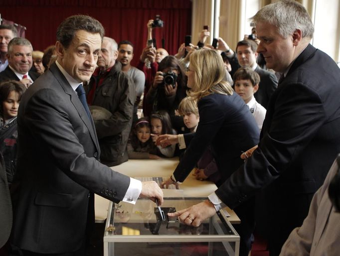 Nicolas Sarkozy volí v Paříži.