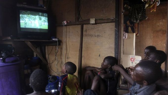 Nigerijci v rybářské vesnici sledují zápas svého národního týmu.