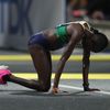 Bronzová Helalia Johannesová z Namibie v cíli maratonu na MS v atletice v Dauhá 2019