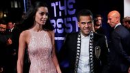 Dani Alves se ukázal s manželkou Joanou Sanzovou. Čtyřiadvacetiletá Španělka se živí jako modelka a je populární na Instagramu, kde ji sleduje přes 400 tisíc uživatelů.