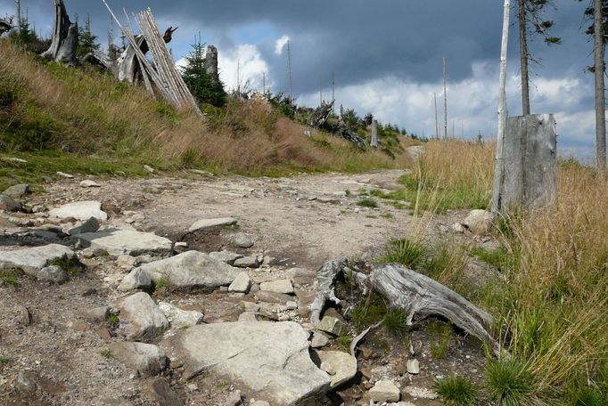 "Tropický žár na chvíli zastínily hrozivě vypadající mraky ... kousek pod Králičákem."