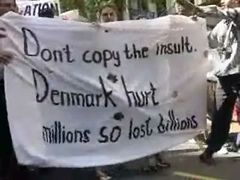 Karikatury rozhněvaly miliony muslimů a zažehly nenávist vůči Dánsku.