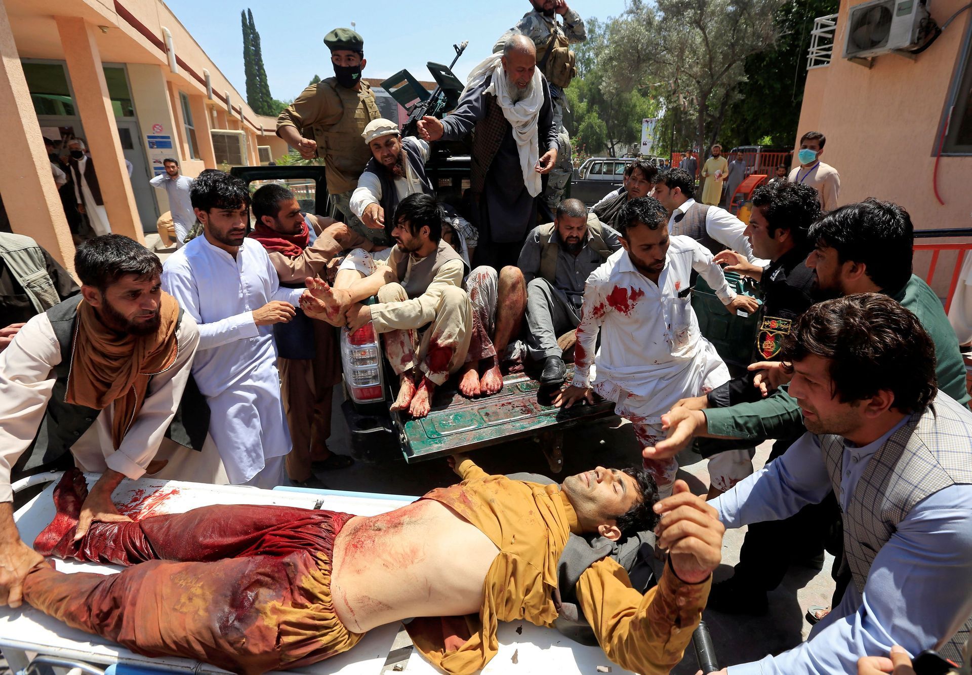 Útok Tálibánu na pohřeb v Afghánistánu.