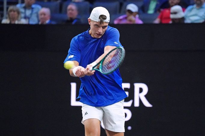 Jakub Menšík v utkání Laver Cupu 2025 proti Alexi Michelsenovi