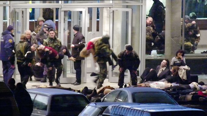 Snímek z roku 2002, kdy v moskevském divadle na Dubrovce vzali čečenští teroristé 850 lidí jako rukojmí. Při následné operaci zahynulo 130 z nich.