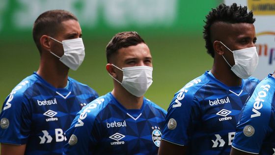 Fotbalisté Grémia při nástupu k utkání brazilské ligy