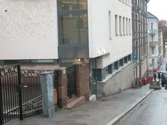 Vchod do židovského centra v Oslu. Budova je chráněna mimo jiné dvojicí zabezpečených dveří.