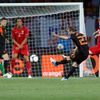 Portugalský fotbalista Rafael van der Vaart střílí první gól v utkání skupiny B proti Portugalskuna Euru 2012