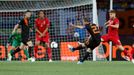 Portugalský fotbalista Rafael van der Vaart střílí první gól v utkání skupiny B proti Portugalskuna Euru 2012. Vlevo cloní jeho spoluhráč Miguel Veloso.