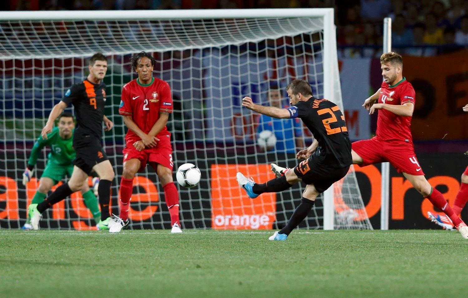 Portugalský fotbalista Rafael van der Vaart střílí první gól v utkání skupiny B proti Portugalskuna Euru 2012