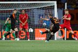 Portugalský fotbalista Rafael van der Vaart střílí první gól v utkání skupiny B proti Portugalsku. Pro Holanďany v 11. minutě vypadala cesta za záchranou na Euru reálně.