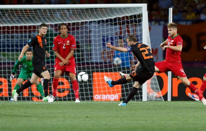 Portugalský fotbalista Rafael van der Vaart střílí první gól v utkání skupiny B proti Portugalskuna Euru 2012. Vlevo cloní jeho spoluhráč Miguel Veloso.