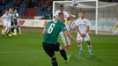 Fortuna:Liga 2019/20, Ostrava - Jablonec: Tomáš Pilík rozehrává přímý kop Jablonce.