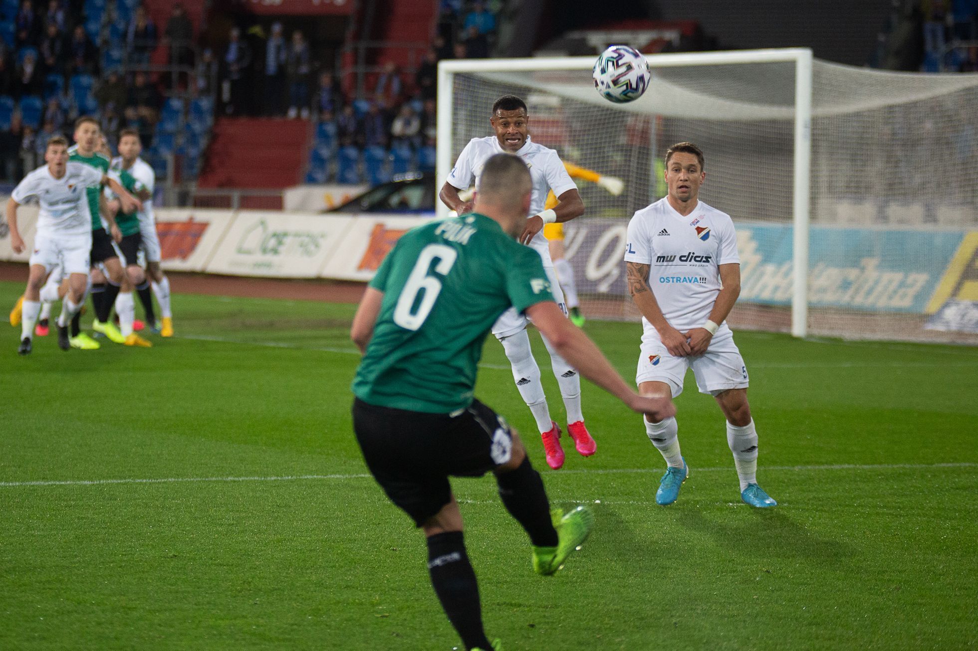 Fortuna:Liga 2019/20, Ostrava - Jablonec: Tomáš Pilík rozehrává přímý kop Jablonce