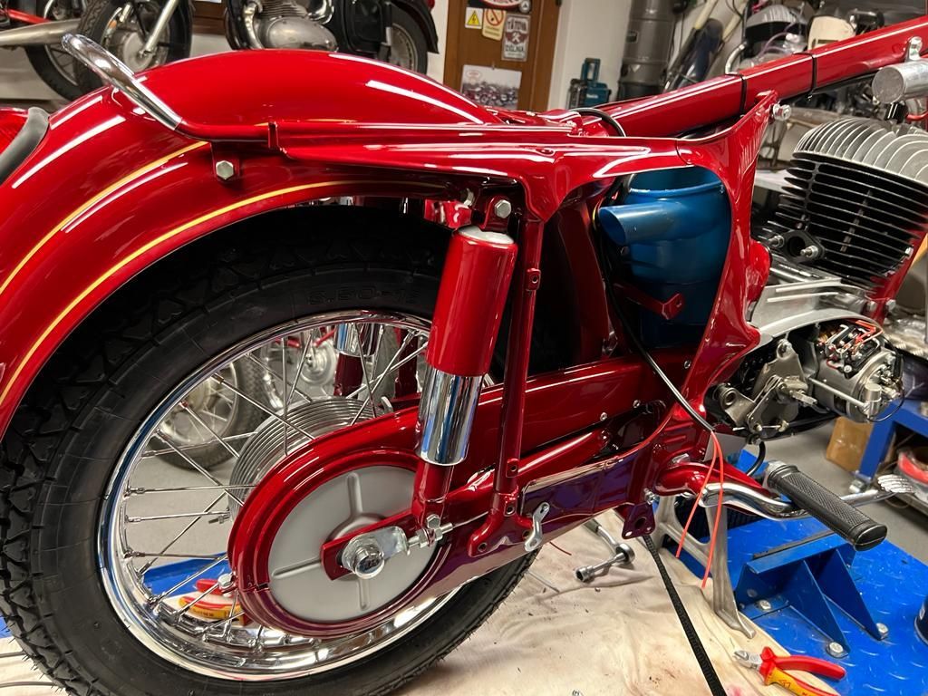 Renovujeme Jawu, druhý díl o skládání motorky