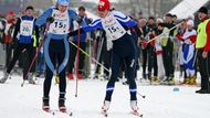 "Hop! Hop! Hop!" křičeli lidé u trati. Martin Koukal předává Kateřině pomyslnou štafetu.