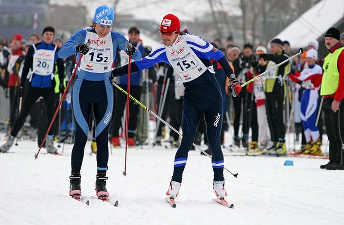 "Hop! Hop! Hop!" křičeli lidé u trati. Martin Koukal předává Kateřině pomyslnou štafetu.