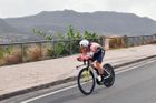 Černý začal Giro šestým místem, časovku vyhrál Ganna. Nibali dostal minutu a půl