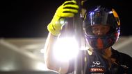 Red Bull nemá jednotné opřilbení, někteří mechanici preferují motocyklovou helmu...