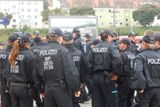 Do Pasova a okolí se sjely policejní posily z celého Německa. Tato skupina dostává poslední pokyny před příjezdem vlaku z Rakouska.