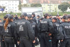 Bavoři se vzepřeli Merkelové. Uprchlíky chtějí vracet do Rakouska, hrozí i žalobou