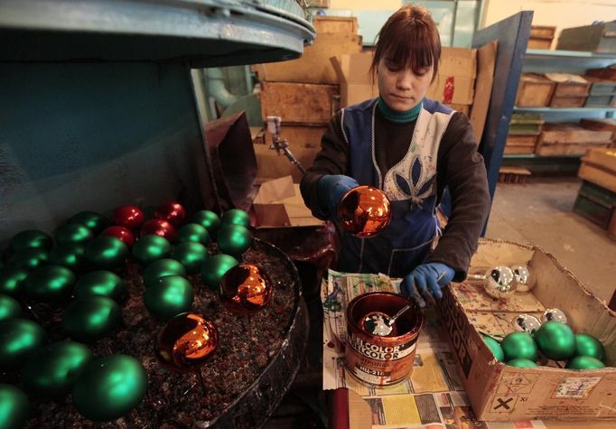 An employee paints a glass sphere for Christmas and New Year decorations, at the "Biryusinka" toy factory in Russia's Siberian city of Krasnoyarsk November 27, 2012. The factory, founded in 1942, produces decorative glass spheres, which can be found on Christmas trees all over the country and in Moscow's Kremlin in particular, during the festive season. REUTERS/Ilya Naymushin (RUSSIA - Tags: SOCIETY) Published: Lis. 27, 2012, 3:53 odp.