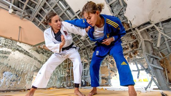 Ukrajinu pobouřila "krvavá" olympiáda s Rusy. Fotograf zachytil trénink vedle kráterů