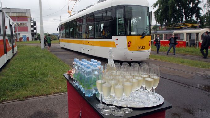 Tohle je nová tramvaj pro Prahu. Už na podzim vás sveze
