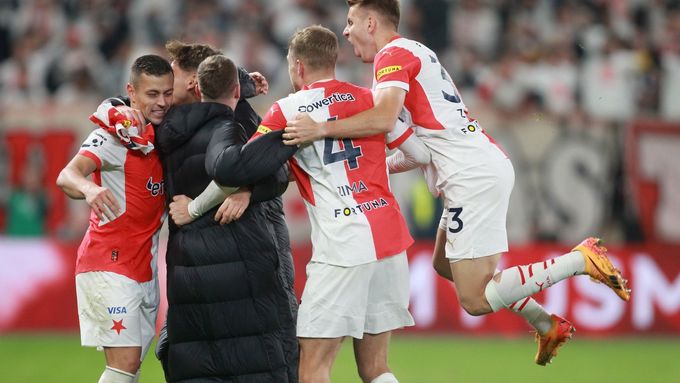 Radost fotbalistů Slavie na archivním snímku
