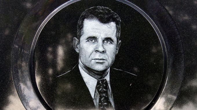 Portrét Františka Mrázka na jeho hrobce v Českém Brodě. Mrázka zastřelil v roce 2006 nájemný vrah.