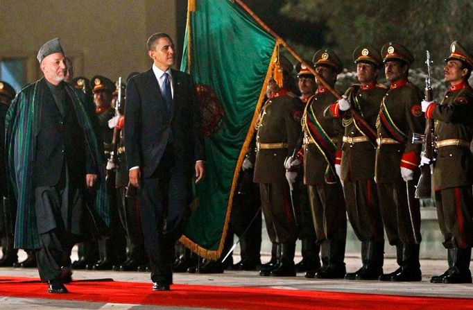 Afghánský prezident Hamíd Karzáí vítá Baracka Obamu. 28. březen 2010.